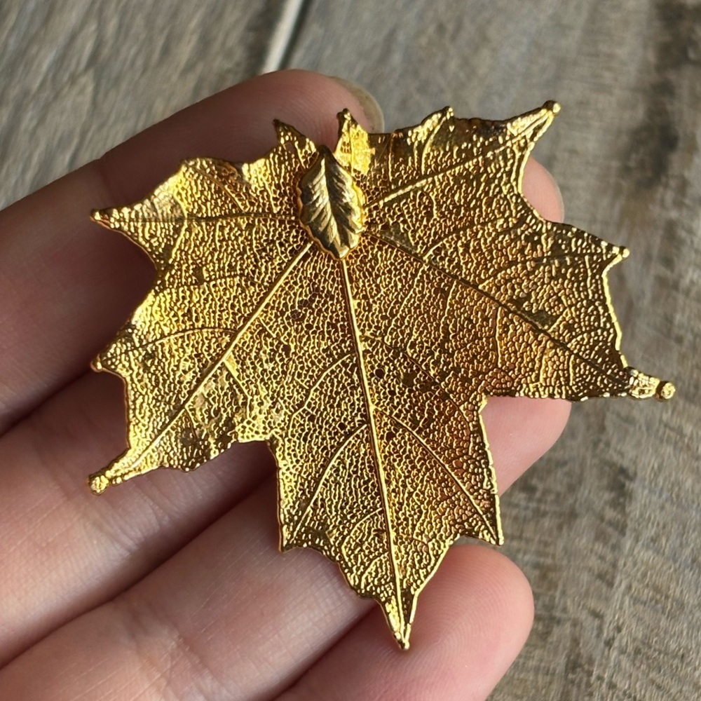 Gold-Dipped Small Maple Leaf Pendant